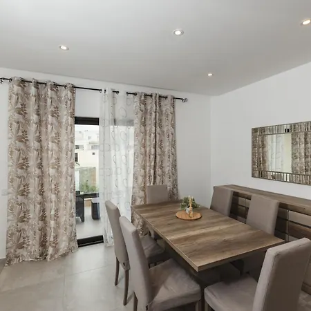 Luxurious * Is-Swieqi